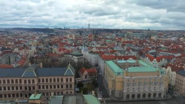 Çek Filarmoni Orkestrası 'na ev sahipliği yapan güzel bir neo-rönesans binası olan Rudolfinum Prag' ın hava manzarası.