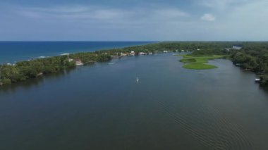 Bir tarafta Karayip denizi, ormanın içinde Tortuguero köyü ve otjer tarafında da büyük bir nehir. Kosta Rika 'da vahşi yaşamla dolu inanılmaz bir yer.