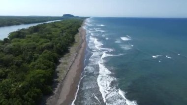 Bir tarafta Karayip denizi, ormanın içinde Tortuguero köyü ve otjer tarafında da büyük bir nehir. Kosta Rika 'da vahşi yaşamla dolu inanılmaz bir yer.