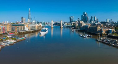 Londra 'daki Tower Bridge' in havadan görüntüsü. Londra 'nın en ünlü köprülerinden ve görülmesi gereken simgelerinden biri. Londra Kule Köprüsü 'nün güzel manzarası.