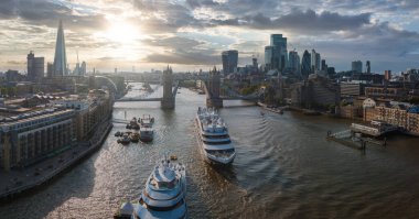 Tower Köprüsü 'nün altından Londra' ya giden büyük bir yolcu gemisi. Londra 'nın ziyaret merkezi. Geminin Londra şehir merkezine girmesi için kule köprüsü kalkıyor..