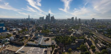 Hitachi Azuma 'nın hava görüntüsü Sınıf 800 Bi Modal yolcu trenleri Londra' dan Liverpool istasyonuna geçen elektrik kabloları altında.