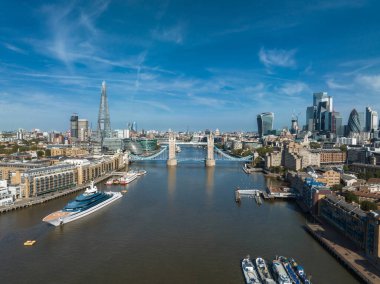 Londra 'daki Tower Bridge' in havadan görüntüsü. Londra 'nın en ünlü köprülerinden ve görülmesi gereken simgelerinden biri. Londra Kule Köprüsü 'nün güzel manzarası.