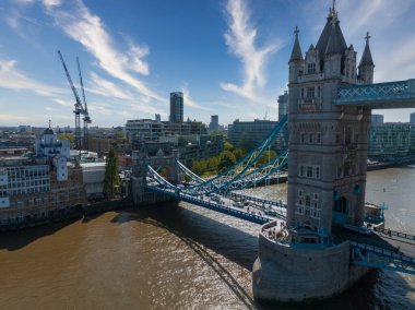 Londra 'daki Tower Bridge' in havadan görüntüsü. Londra 'nın en ünlü köprülerinden ve görülmesi gereken simgelerinden biri. Londra Kule Köprüsü 'nün güzel manzarası.