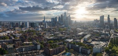 Arkasında gökdelen binaları olan Londra şehir merkezinin panoramik hava manzarası.