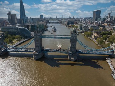 Londra 'daki Tower Bridge' in havadan görüntüsü. Londra 'nın en ünlü köprülerinden ve görülmesi gereken simgelerinden biri. Londra Kule Köprüsü 'nün güzel manzarası.