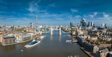 Londra 'daki Tower Bridge' in havadan görüntüsü. Londra 'nın en ünlü köprülerinden ve görülmesi gereken simgelerinden biri. Londra Kule Köprüsü 'nün güzel manzarası.