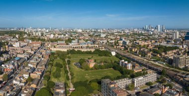 Londra 'daki güzel yeşil park. Şehir parkının panoramik görüntüsü.