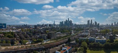 Arkasında gökdelen binaları olan Londra şehir merkezinin panoramik hava manzarası.