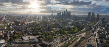 Hitachi Azuma 'nın hava görüntüsü Sınıf 800 Bi Modal yolcu trenleri Londra' dan Liverpool istasyonuna geçen elektrik kabloları altında.