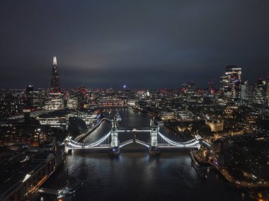 Londra 'daki Tower Bridge' in hava gece görüntüsü. Londra Kule Köprüsü 'nün aydınlatılmış güzel manzarası.