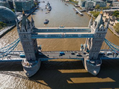 Londra 'daki Tower Bridge' in havadan görüntüsü. Londra 'nın en ünlü köprülerinden ve görülmesi gereken simgelerinden biri. Londra Kule Köprüsü 'nün güzel manzarası.