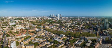 Arkasında gökdelen binaları olan Londra şehir merkezinin panoramik hava manzarası.