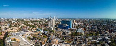 Londra 'daki hastane binasının panoramik görüntüsü. Çatıdaki helikopter ve ufuktaki Canary Wharf iş bölgesi..