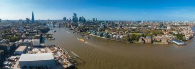 Londra 'daki Tower Bridge' in havadan görüntüsü. Londra 'nın en ünlü köprülerinden ve görülmesi gereken simgelerinden biri. Londra Kule Köprüsü 'nün güzel manzarası.