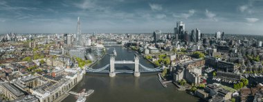 Londra 'daki Tower Bridge' in havadan görüntüsü. Londra 'nın en ünlü köprülerinden ve görülmesi gereken simgelerinden biri. Londra Kule Köprüsü 'nün güzel manzarası.