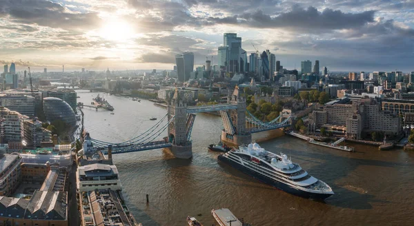 Groot Cruiseschip Gaat Door Londen Onder Tower Bridge Bezoekcentrum Van — Stockfoto