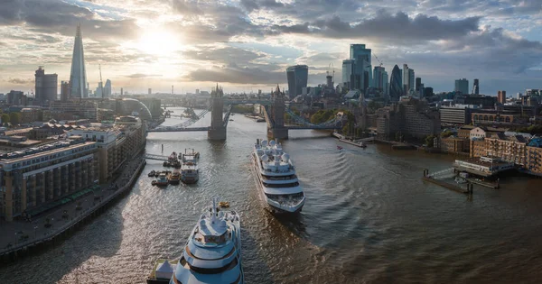 Ett Stort Kryssningsfartyg Som Går Genom London Tower Bridge Besökscentret — Stockfoto