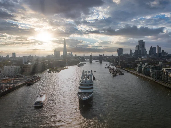 タワーブリッジの下でロンドンを通過する大型クルーズ船 ロンドンのビジターセンター タワーブリッジは 船がロンドン市内中心部に入るように持ち上げる — ストック写真