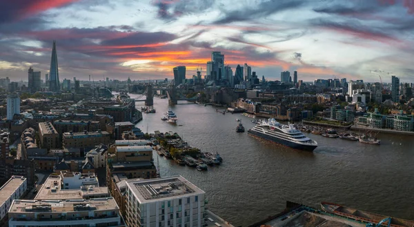 Groot Cruiseschip Gaat Door Londen Onder Tower Bridge Bezoekcentrum Van — Stockfoto