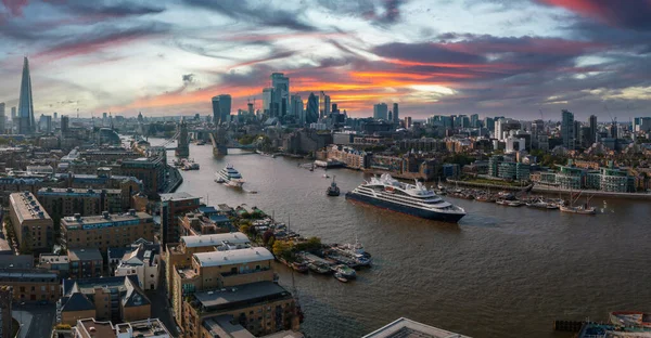 Tower Köprüsü Nün Altından Londra Giden Büyük Bir Yolcu Gemisi — Stok fotoğraf