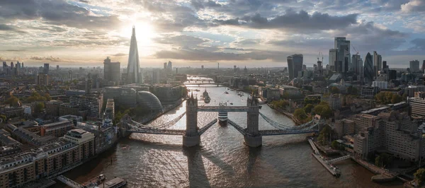 Μεγάλο Κρουαζιερόπλοιο Περνάει Από Λονδίνο Κάτω Από Γέφυρα Του Πύργου — Φωτογραφία Αρχείου