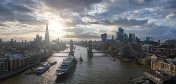在伦敦塔桥下航行的大型游轮 伦敦的旅游中心 塔桥升起 让船进入伦敦市中心 — 图库照片