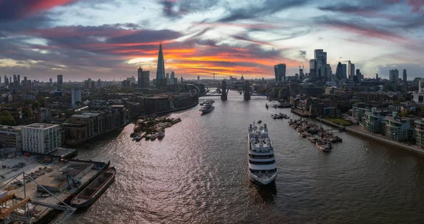 Duży Statek Wycieczkowy Płynący Przez Londyn Pod Tower Bridge Odwiedzam — Zdjęcie stockowe