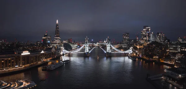 伦敦塔桥升降的空中夜景 夜景下伦敦塔桥美丽而明亮的全景 — 图库照片