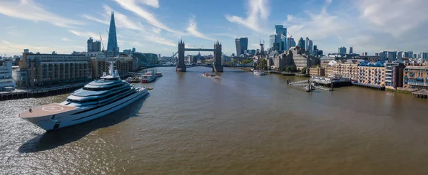 美しいヨットはタワーブリッジでロンドン市内中心部の近くにドッキングしました ロンドンの高級ライフスタイル — ストック写真