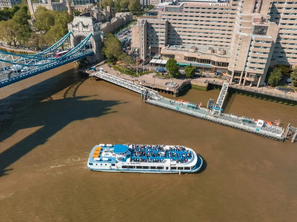 Tower Köprüsü 'nün altında Londra' yı keşfeden turist botu. Londra 'da turistler. Tatil kavramı.