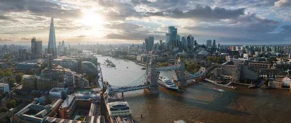 在伦敦塔桥下航行的大型游轮 伦敦的旅游中心 塔桥升起 让船进入伦敦市中心 — 图库照片