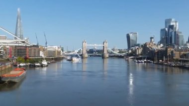 Londra 'daki Tower Bridge' in havadan görüntüsü. Londra 'nın en ünlü köprülerinden ve görülmesi gereken simgelerinden biri. Londra Kule Köprüsü 'nün güzel manzarası.