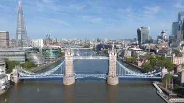 Londra 'daki Tower Bridge' in havadan görüntüsü. Londra 'nın en ünlü köprülerinden ve görülmesi gereken simgelerinden biri. Londra Kule Köprüsü 'nün güzel manzarası.