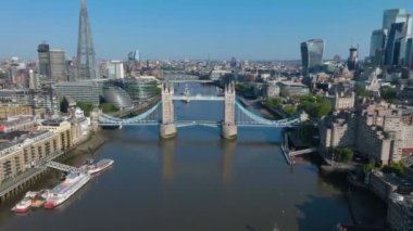 Londra 'daki Tower Bridge' in havadan görüntüsü. Londra 'nın en ünlü köprülerinden ve görülmesi gereken simgelerinden biri. Londra Kule Köprüsü 'nün güzel manzarası.
