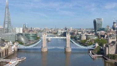 Londra 'daki Tower Bridge' in havadan görüntüsü. Londra 'nın en ünlü köprülerinden ve görülmesi gereken simgelerinden biri. Londra Kule Köprüsü 'nün güzel manzarası.