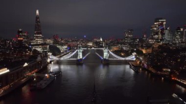 Londra 'daki Tower Bridge' in hava gece görüntüsü. Londra Kule Köprüsü 'nün aydınlatılmış güzel manzarası.