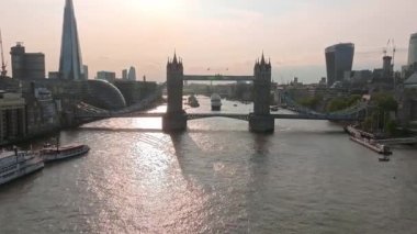 Tower Köprüsü 'nün altından Londra' ya giden büyük bir yolcu gemisi. Londra 'nın ziyaret merkezi. Geminin Londra şehir merkezine girmesi için kule köprüsü kalkıyor..