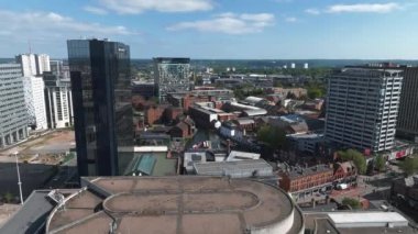 Birmingham şehir merkezinin hava görüntüsü. Modern gökdelenleri ve geleneksel mimarisi olan güzel bir İngiliz şehri..