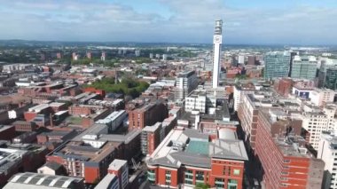 Birmingham şehir merkezinin hava görüntüsü. Modern gökdelenleri ve geleneksel mimarisi olan güzel bir İngiliz şehri..