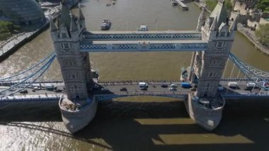 Londra 'daki Tower Bridge' in havadan görüntüsü. Londra 'nın en ünlü köprülerinden ve görülmesi gereken simgelerinden biri. Londra Kule Köprüsü 'nün güzel manzarası.