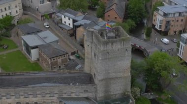 Oxford Üniversitesi ve diğer ortaçağ binalarıyla birlikte Oxford şehri üzerinde hava manzarası. Seyahat fotoğrafçılık konsepti.