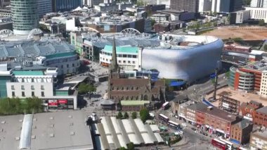 Birmingham, İngiltere 'nin ufuk çizgisi St Martin kilisesi, Bullring alışveriş merkezi ve açık hava pazarı da dahil olmak üzere.