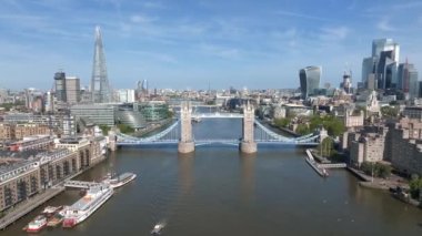 Londra 'daki Tower Bridge' in havadan görüntüsü. Londra 'nın en ünlü köprülerinden ve görülmesi gereken simgelerinden biri. Londra Kule Köprüsü 'nün güzel manzarası.