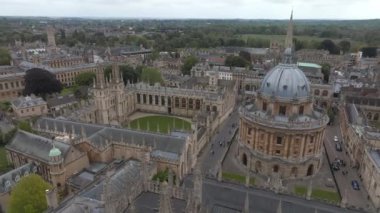 Oxford Üniversitesi ile birlikte Oxford şehrinin hava manzarası. Radcliffe Kamera ve Tüm Ruhlar Koleji, Oxford Üniversitesi, Oxford, İngiltere
