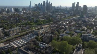 Arkasında gökdelen binaları olan Londra şehir merkezinin panoramik hava manzarası.