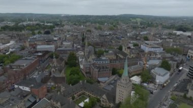 Oxford Üniversitesi ve diğer ortaçağ binalarıyla birlikte Oxford şehri üzerinde hava manzarası. Seyahat fotoğrafçılık konsepti.