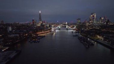 Londra 'daki Tower Bridge' in hava gece görüşü. Londra Kule Köprüsü 'nün aydınlatılmış güzel manzarası.