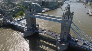 Londra 'daki Tower Bridge' in havadan görüntüsü. Londra 'nın en ünlü köprülerinden ve görülmesi gereken simgelerinden biri. Londra Kule Köprüsü 'nün güzel manzarası.