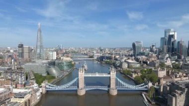 Londra 'daki Tower Bridge' in havadan görüntüsü. Londra 'nın en ünlü köprülerinden ve görülmesi gereken simgelerinden biri. Londra Kule Köprüsü 'nün güzel manzarası.
